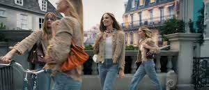 Photo of Margot Robbie rinde homenaje a Kylie Minogue en campaña de Chanel inspirada en un video icónico