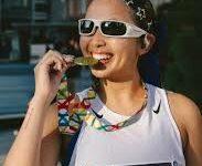 Photo of Corredora se vuelve viral por cepillarse los dientes durante un maratón para combatir el cansancio