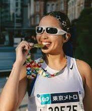 Photo of Corredora se vuelve viral por cepillarse los dientes durante un maratón para combatir el cansancio