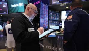 Photo of Wall Street sube pese a tensión en Medio Oriente y alza del petróleo