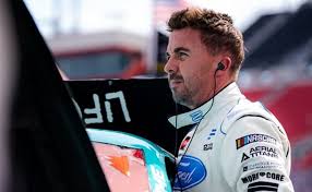 Photo of Frankie Muniz sale ileso tras aparatoso choque en carrera de NASCAR