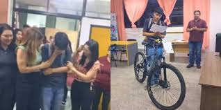 Photo of Docente que recorría 16 km diarios recibe emotivo reconocimiento en su graduación