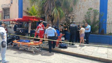 Photo of Camioneta se impacta contra puestos de comida e iglesia en el Centro de Mérida; hay tres lesionados