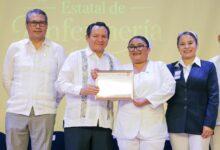 Photo of Reconocen a personal de enfermería por su labor en la salud de Yucatán