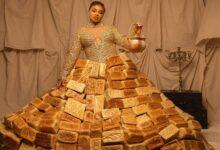 Photo of Un vestido hecho con 500 panes roba miradas en la alfombra roja africana