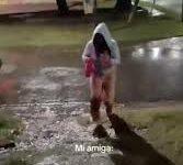 Photo of Joven resbala bajo la lluvia y se vuelve viral por salvar el mate