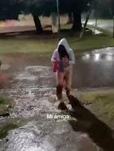 Photo of Joven resbala bajo la lluvia y se vuelve viral por salvar el mate