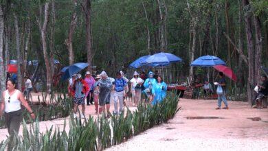 Photo of Turistas regresan a Chichén Itzá tras reapertura; artesanos continúan en la zona arqueológica