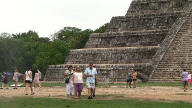 Photo of Turistas regresan a Chichén Itzá tras reapertura; artesanos continúan en la zona arqueológica