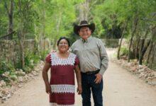 Photo of Tekax, Yucatán, a 13 de junio de 2026 Número de comunicado: 26-973   *Renacimiento Maya fortalece cadena productiva con infraestructura rural*   _El Programa Caminos Renacimiento contempla para 2026 la construcción de 750 kilómetros de caminos en todo el estado, con una inversión superior a 60 millones de pesos para mejorar la conectividad productiva del campo yucateco._   Al encabezar la entrega de infraestructura rural en la Unidad de San Juan, en Xaya, Tekax, el Gobernador Joaquín Díaz Mena destacó que el Programa Caminos Renacimiento contempla para este 2026 la construcción de 750 kilómetros de caminos en todo el estado, con una inversión superior a 60 millones de pesos.   El Gobernador señaló que esta estrategia busca mejorar la movilidad de las y los productores, reducir costos de traslado y facilitar que las cosechas lleguen en mejores condiciones a los mercados, como parte del impulso a la competitividad del campo yucateco.   “Hoy estamos entregando un camino que representa un cambio radical para los productores, quienes antes enfrentaban lodo y piedras para sacar sus cosechas. Ahora podrán movilizar sus productos con mayor rapidez, reducir costos de transporte y llevar beneficios directos a sus familias”, afirmó.   Díaz Mena explicó que, mediante el programa Caminos Renacimiento, en 2025 se construyeron 750 kilómetros de caminos sacacosechas y para este año se proyecta una cifra similar, con el propósito de consolidar infraestructura productiva en las distintas regiones del estado.   En Tekax, informó, se han realizado 29 kilómetros de caminos con la participación de 10 comités de productores, entre ellos el Comité Camino Renacimiento San Juan, presidido por Vidal Medina Cabañas, una de las impulsoras de la obra realizada en esta unidad productiva.   El Gobernador destacó que estas acciones forman parte de una visión integral para atender la cadena productiva del campo, desde la entrega de semillas hasta la construcción de caminos que permitan trasladar cítricos, movilizar producción ganadera y comercializar miel con mejores condiciones.   “Todo ello busca que las juventudes encuentren oportunidades en el campo y mantengan viva la herencia de sus abuelos. Con este respaldo, productores de Xaya y Tekax cuentan con un gobierno cercano que impulsa infraestructura productiva”, expresó.   En su intervención, el presidente municipal de Tekax, Manuel Vallejos Sansores, destacó que el Gobernador Joaquín Díaz Mena mantiene un gobierno cercano a la gente, que escucha y atiende las necesidades de las comunidades.   “La construcción de caminos sacacosechas, olvidados por administraciones anteriores, representa justicia para el campo y esperanza para los productores que por años enfrentaron abandono”, expuso.   Vallejos Sansores agregó que el trabajo conjunto entre municipio y estado permite mejorar las condiciones de las comunidades rurales y atender necesidades que durante años limitaron la movilidad y productividad del campo.   En su turno, la presidenta del Comité Camino Renacimiento San Juan, en Xaya, Vidal Medina Cabañas, agradeció el apoyo para la construcción del camino y recordó que, durante años, las y los ejidatarios tenían que abrir paso por su cuenta y transportar agua en botes.   “Hoy, gracias a esta obra, podemos trabajar con mayor facilidad y dignidad, lo que refleja cómo la infraestructura rural transforma la vida de las comunidades campesinas al brindarles mejores condiciones para desarrollarse”, concluyó.   Por su parte, el secretario de Desarrollo Rural, Edgardo Medina Rodríguez, informó que en la Unidad de San Juan se entregaron tres kilómetros de camino sacacosechas, obra que mejora la conectividad productiva de la zona y facilita el traslado de cosechas e insumos.   En el evento estuvieron presentes la diputada local Verónica Interián Argüello; el titular de la Oficina de Representación de la Secretaría de Agricultura y Desarrollo Rural (Sader) en Yucatán, Jorge Carlos Berlín Montero, y el representante del Ejido de Tekax, Luis Manuel Cocom.      —oo00oo—