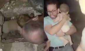 Photo of Rescatan con vida a un recién nacido tras 32 horas bajo los escombros en Venezuela