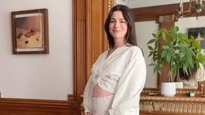 Photo of Anne Hathaway ocultó su embarazo durante gira de El diablo viste a la moda 2
