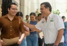 Photo of Más de 900 personas acuden a la Feria del Empleo para Profesionistas en Mérida