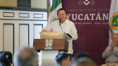 Photo of Joaquín Díaz Mena reconoce a 14 estudiantes destacados de Yucatán; recibirán beca y viaje a CDMX