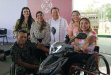 Photo of Entregan motos adaptadas y apoyos funcionales a personas con discapacidad en Yucatán