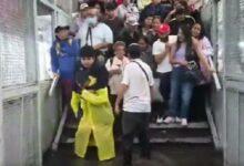 Photo of Ambulantes cobran 10 pesos por cargar a usuarios del Metro tras inundación en Acatitla