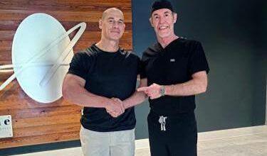 Photo of John Cena se rapa por un trasplante capilar y bromea con las críticas: “Gracias por intimidarme”