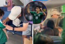 Photo of Gilberto Mora recibe una ovación en pleno vuelo tras su destacada actuación con México en el Mundial
