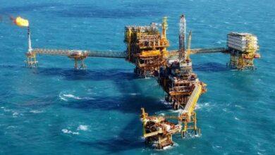 Photo of Petróleo supera los 100 dólares tras ataques hutíes a buques saudíes