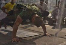 Photo of Rompe récord Guinness al hacer 847 flexiones en una hora con 27 kilos sobre la espalda