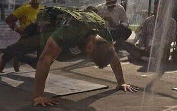 Photo of Rompe récord Guinness al hacer 847 flexiones en una hora con 27 kilos sobre la espalda