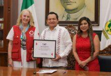 Photo of Gobierno de Yucatán entrega 1.8 millones de pesos a la Cruz Roja