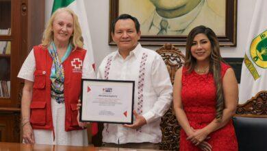 Photo of Gobierno de Yucatán entrega 1.8 millones de pesos a la Cruz Roja