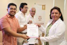 Photo of Certifican a especialistas y entregan lentes gratuitos a familias yucatecas