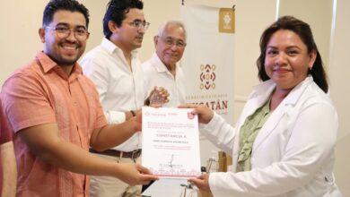 Photo of Certifican a especialistas y entregan lentes gratuitos a familias yucatecas