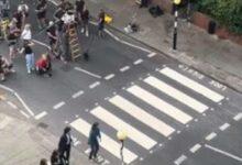 Photo of Los nuevos Beatles recrean la icónica portada de Abbey Road en Londres