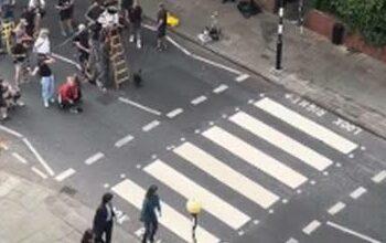 Photo of Los nuevos Beatles recrean la icónica portada de Abbey Road en Londres
