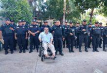 Photo of Llegó con tamales para agradecer a los policías que siempre lo ayudan