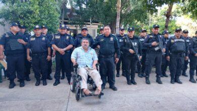 Photo of Llegó con tamales para agradecer a los policías que siempre lo ayudan