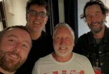 Photo of Keanu Reeves sorprende al presentar a Peter Hook y cantar a Joy Division en San Francisco