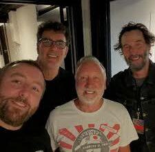 Photo of Keanu Reeves sorprende al presentar a Peter Hook y cantar a Joy Division en San Francisco