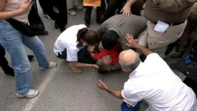 Photo of Sheinbaum baja de su camioneta para auxiliar a mujer que sufrió una caída
