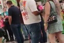 Photo of Mujer prueba un helado con el dedo y lo devuelve al congelador