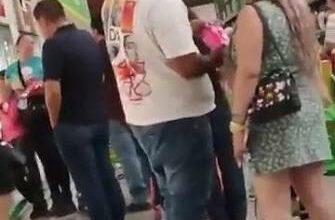 Photo of Mujer prueba un helado con el dedo y lo devuelve al congelador