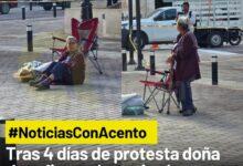 Photo of Tras cuatro días frente a Palacio, Doña Josefina regresa a casa